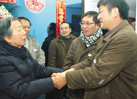 彭傳勇 江建君 寧忠培 涂勇慰問(wèn)離休老干部及困難住院?jiǎn)T工