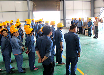 瀘州市總工會領導為瀘天化一線員工送清涼