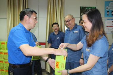 集團公司領導胡謀一行為股份公司一線員工送清涼并開展調研