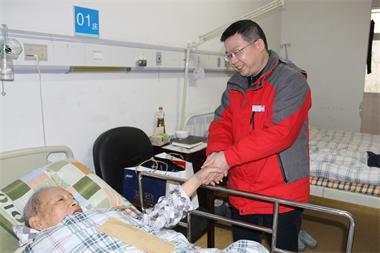 公司黨委副書記陳偉率隊(duì)看望慰問生病住院離退休老同志及員工