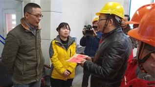 集團(tuán)公司黨委書記董事長(zhǎng)譚光軍一行慰問瀘天化困難員工