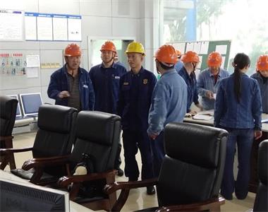 納溪區(qū)消防應(yīng)急救援大隊(duì)大隊(duì)長鄧開國一行檢查公司消防安全工作