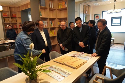 瀘天化股份公司隆重舉行職工文化活動(dòng)陣地揭牌暨贈(zèng)書儀式