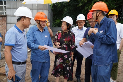 納溪區(qū)委書記徐利到瀘天化污水提標(biāo)改造項目現(xiàn)場辦公