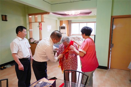 瀘天化股份公司江顯茀、吳永緒兩位老黨員榮獲“光榮在黨50年”紀念章