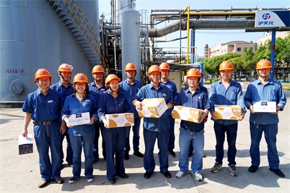 瀘天化股份公司黨委書記、董事長(zhǎng)廖廷君一行到生產(chǎn)一線“送清涼”