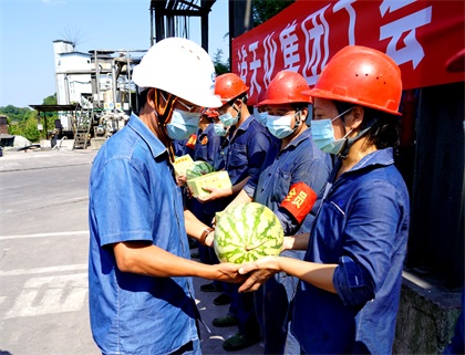 瀘天化集團(tuán)公司總經(jīng)理寧忠培一行為一線職工“送清涼”