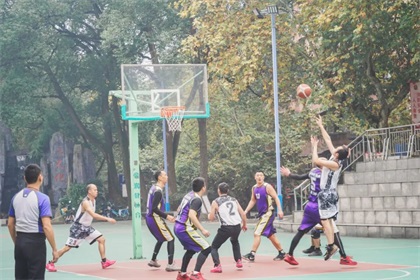 瀘天化股份公司與合江縣自然資源和規(guī)劃局舉行籃球友誼賽