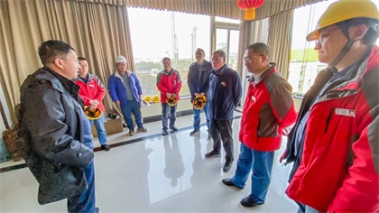 集團公司總經(jīng)理寧忠培了解新系統(tǒng)裝置大修后開車情況