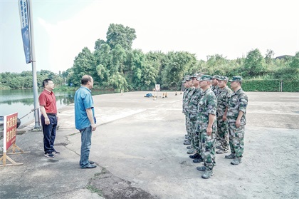 瀘天化股份公司領(lǐng)導(dǎo)看望慰問民兵水上應(yīng)急救援培訓(xùn)分隊(duì)