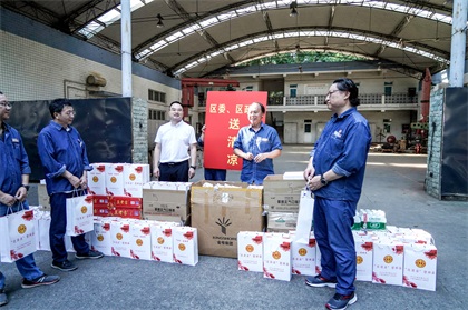 納溪區(qū)委副書記、區(qū)長袁維榮帶隊(duì)來瀘天化股份公司開展“送清涼”慰問活動(dòng)