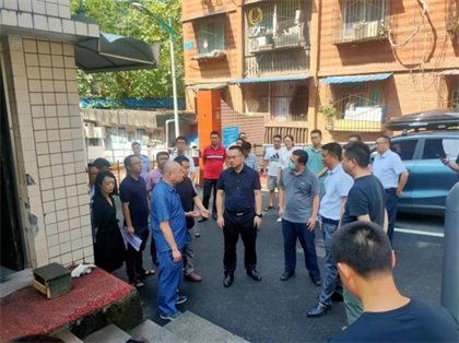 納溪區(qū)委副書記、區(qū)長袁維榮一行檢查下李子林小區(qū)“創(chuàng)文”工作