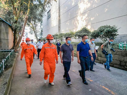 納溪區(qū)委副書(shū)記、區(qū)長(zhǎng)袁維榮到瀘天化精正技術(shù)檢測(cè)公司檢查核與輻射安全工作