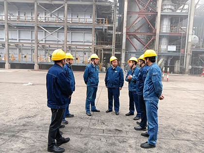 瀘天化股份公司黨委書(shū)記、董事長(zhǎng)廖廷君深入綠源醇業(yè)檢修現(xiàn)場(chǎng)關(guān)心一線員工