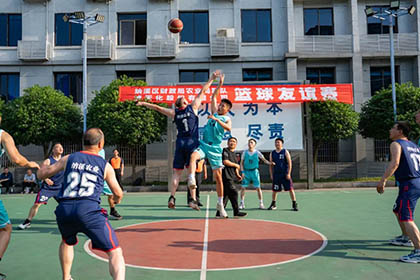 納溪區(qū)財(cái)政局、農(nóng)業(yè)局與瀘天化舉行籃球友誼賽
