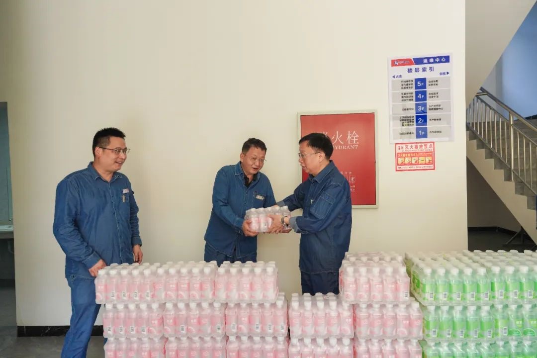 瀘天化股份公司領(lǐng)導(dǎo)傅利才、陳偉慰問尿素造粒塔環(huán)保升級改造項目一線勞動者