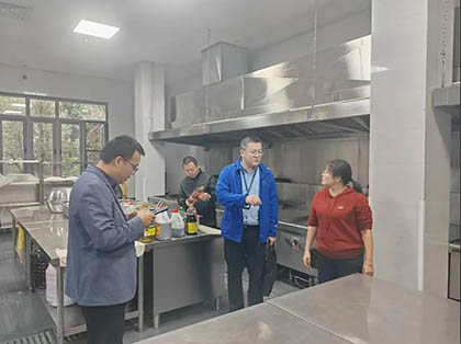 瀘州市市場監(jiān)督管理局檢查指導職工食堂食品安全管理工作