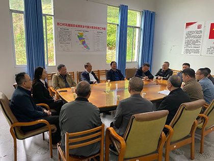 瀘天化股份公司黨委書(shū)記廖廷君率隊(duì)赴合江縣燕口村調(diào)研